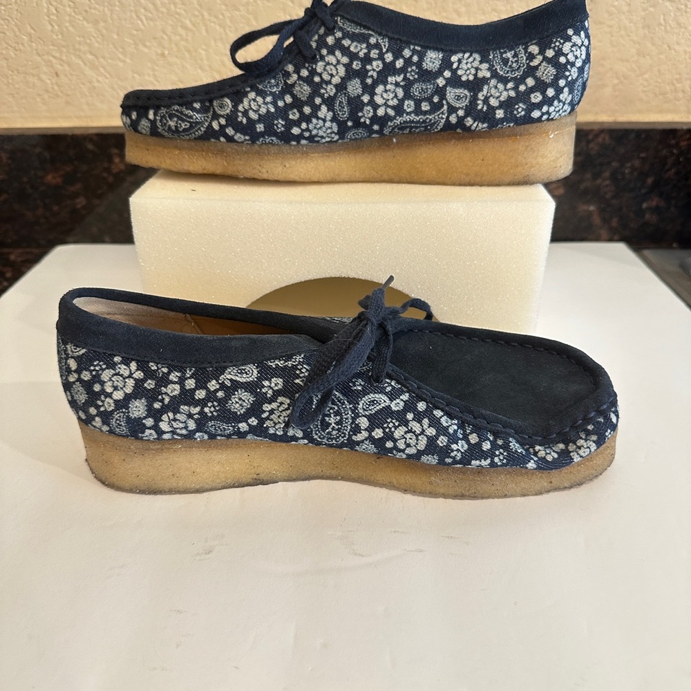 Clarks Originals Women’s RARE Nubuck Wallabees Blue Paisley Loafers Sz 8.5 Suede